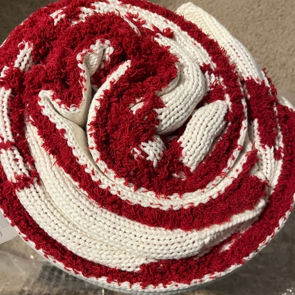 NWT Pottery Barn Festive Candy Cane Red and White Knit Throw 50x60 - Picture 3 of 4